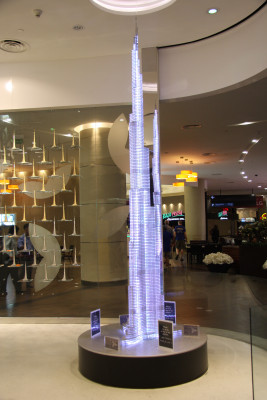 In der Dubai Mall befindet sich direkt neben dem Eingang zur Aussichtsplattform auch ein großer Souvenir-Shop.