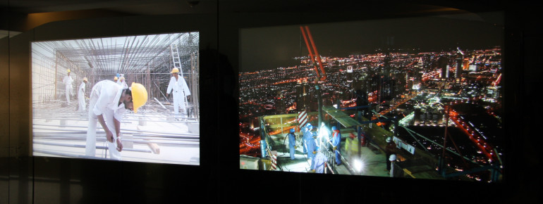 Auf dem Weg zu den Aufzügen sieht man viele Bilder und Videos von den Bauarbeiten. Sechs Jahre lang wurde daran gebaut.