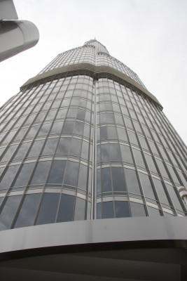 Blick von der Aussichtsplattform im 124. Stock hinauf zur Spitze des Burj Khalifa.