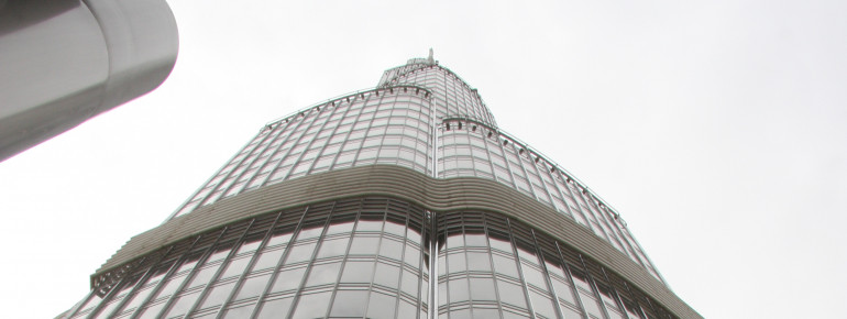 Blick von der Aussichtsplattform im 124. Stock hinauf zur Spitze des Burj Khalifa.