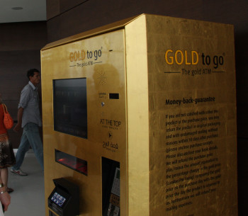 Kurios: Mitten auf der Aussichtsplattform steht dieser Automat und bietet 'Gold to go' an.