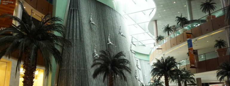 Der Eingang zum Burj Khalifa befindet sich in der Dubai Mall, wo sich Besucher auch den beeindruckenden Wasserfall mit Springerfiguren nicht entgehen lassen sollten.