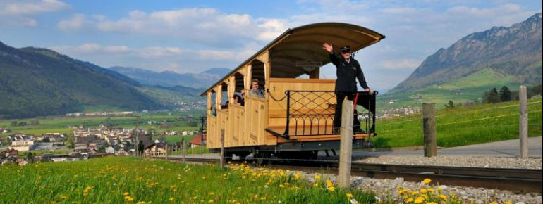 Von der Tal- bis zur Mittelstation fährst du heute noch mit der historischen Standseilbahn von 1893.