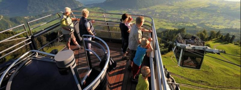 Auf das Cabrio-Deck der Bahn gelangst du über eine Wendeltreppe im Inneren der Kabine.