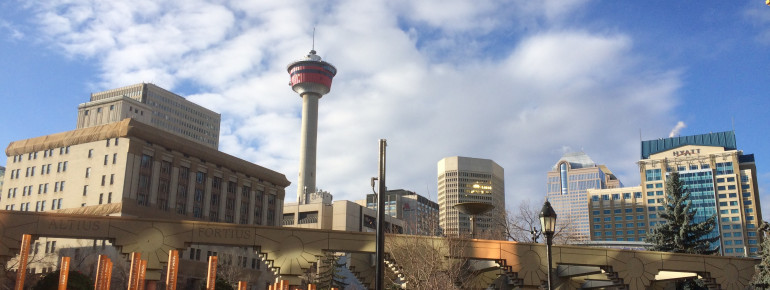 Im Tower befindet sich eine Aussichtsplattform mit einem sich drehenden Restaurant sowie ein Glasboden, der es ermöglicht, die Stadt aus der Vogelperspektive zu bestaunen.