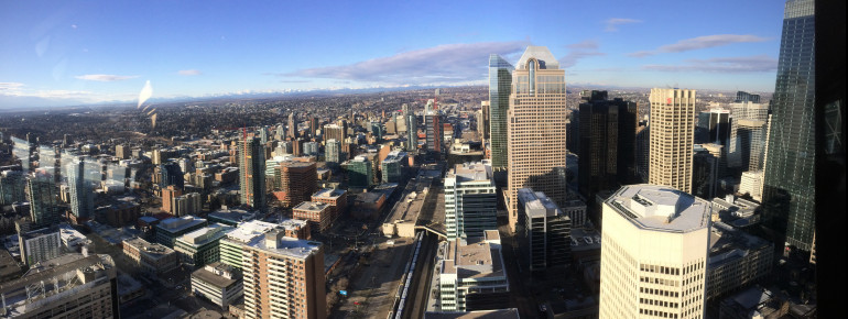 Blick über Downtown Calgary vom Observation Deck des Towers.