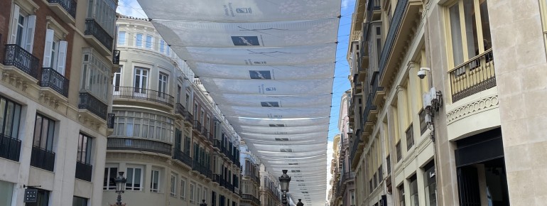 Im Sommer schützen Markisen vor zu starker Hitze in der Fußgängerzone.