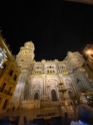 Auch bei Nacht ist die Kathedrale ein Highlight der Stadt.