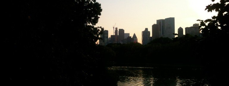 Sonnenuntergang im Central Park mit Blick auf die Skyline Manhattans