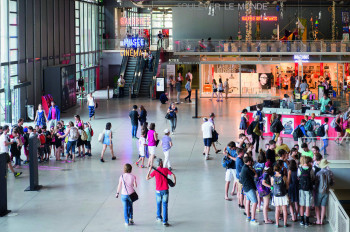 Blick ins Innere des Centre Pompidou, wo sich neben Museen auch mehrere Kinos befinden.