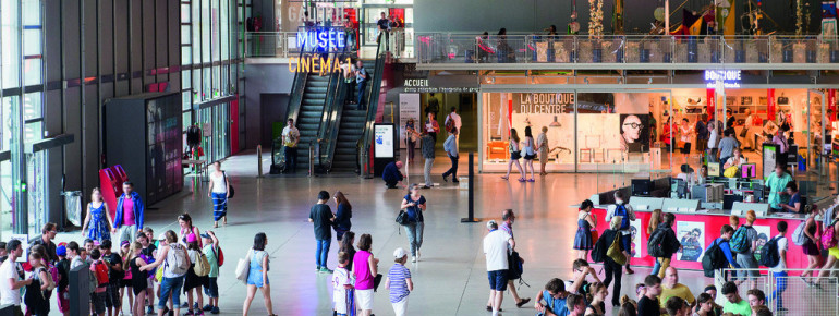 Blick ins Innere des Centre Pompidou, wo sich neben Museen auch mehrere Kinos befinden.