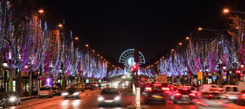 Die Champs Elysées in Festbeleuchtung an Weihnachten.
