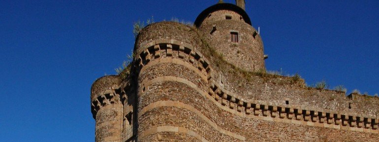 Die Festung thront auf einem von Wassergräben umgebenen Felsvorsprung.