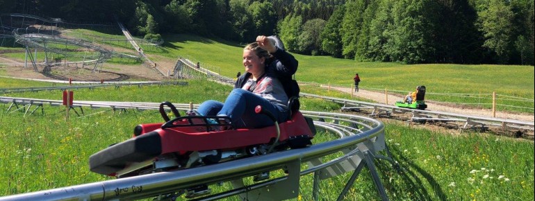 Bis zu 40 km/h werden die Schlitten des Chiemgau Coasters. Die Geschwindigkeit kann jeder Fahrer aber selbst regulieren.