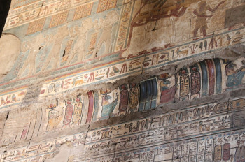Über die Jahrhunderte konservierte der Nilschlamm die farbenfrohen Reliefs