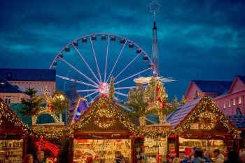 Das Riesenrad ist eine der bekanntesten Attraktionen des Weihnachtsmarktes.