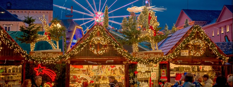 Das Riesenrad ist eine der bekanntesten Attraktionen des Weihnachtsmarktes.