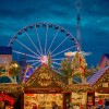 Das Riesenrad ist eine der bekanntesten Attraktionen des Weihnachtsmarktes.