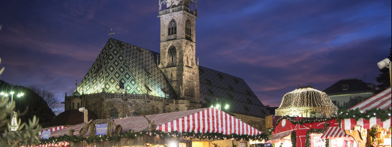 Der Bozner Christkindlmarkt findet am Waltherplatz wo sich auf der Bozner Dom befindet.