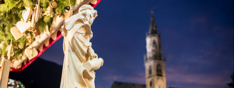 Handwerker präsentieren am Weihnachtsmarkt in Bozen handgefertigte Produkte aus Holz, Glas oder Keramik.