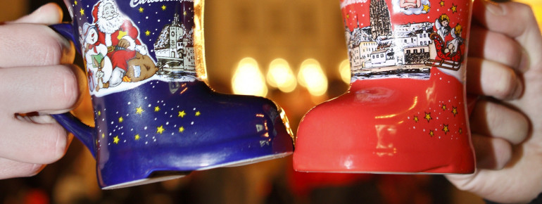 Der Glühwein wird in den traditionellen Stiefeln ausgeschenkt