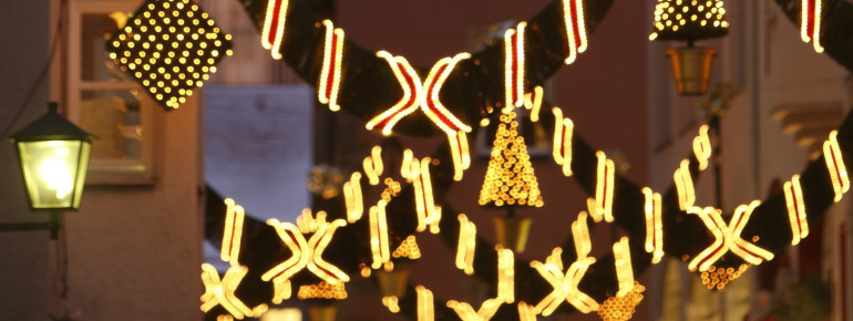 Adventlich geschmückte Gassen in der Domstadt