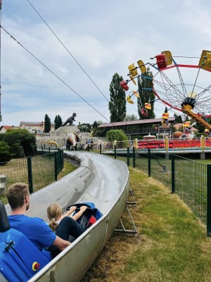 Eine Rodelbahn sorgt für Spaß bei Alt und Jung.