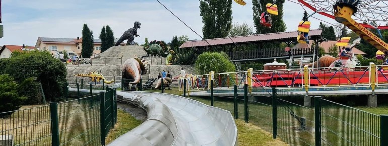 Eine Rodelbahn sorgt für Spaß bei Alt und Jung.