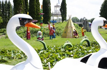 Mit Tretbooten in Form von Riesenschwänen kann man sich auf die „Holländische Kanalblütenfahrt“ begeben.