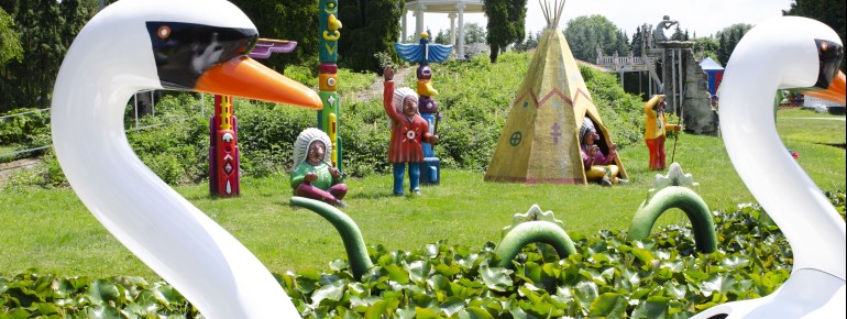 Mit Tretbooten in Form von Riesenschwänen kann man sich auf die „Holländische Kanalblütenfahrt“ begeben.