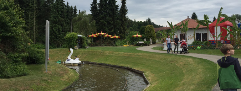 Mit Tretbooten in Form von Riesenschwänen können sich Besucher auf die „Holländische Kanalblütenfahrt“ begeben.