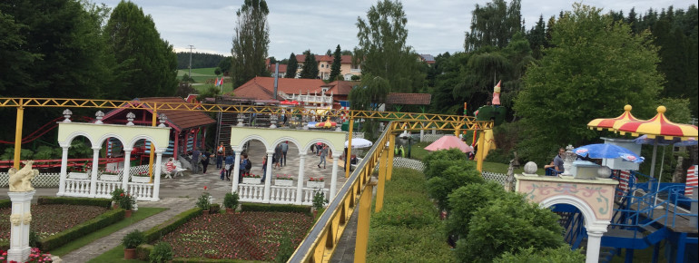 Zahlreiche Pflanzen und Blumen schmücken die Parkanlage.