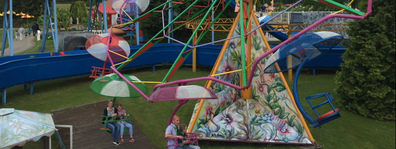 Die „Blumengondelbahn“ liegt hinter dem Märchenschloss.