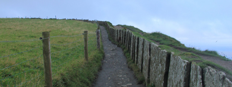 In der Nähe des Besucherzentrums führt ein befestigter Weg an den Klippen entlang.