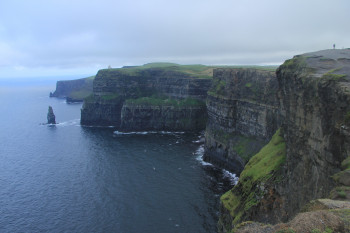 Der Breanan Mór, ein einzelner Felsen, ragt über 70 Meter aus den schaumgekrönten Wellen.