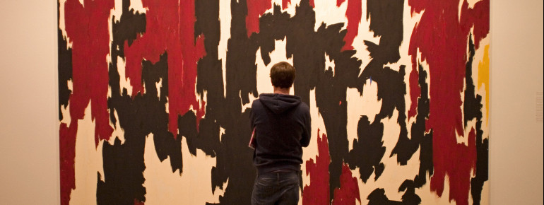 Ein Besucher vor einem der imposanten Gemälde im Clyfford Still Museum.