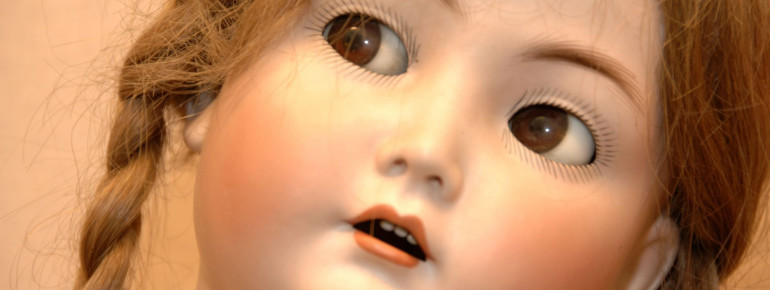 Puppen, Puppenstuben, Eisenbahn und Schaukelpferd zeigen, womit die reichen Kinder des Adels und des Bürgertums im 19. Jahrhundert spielerisch auf ihre spätere gesellschaftliche Rolle vorbereitet wurden.