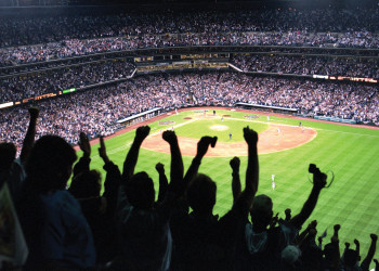 Fans der Colorado Rockies bejubeln ihr Baseball-Team in Coors Field.