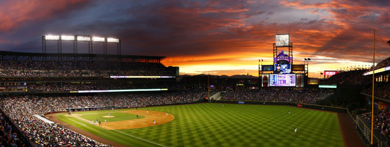 Coors Field bei Sonnenuntergang. Das Stadion ist aufgrund seiner Höhenlage eines der homerun-freundlichsten Baseballstadien überhaupt.