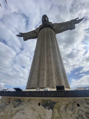 Die Statue wurde von der Cristo Redentor Statue in Rio de Janeiro inspiriert.
