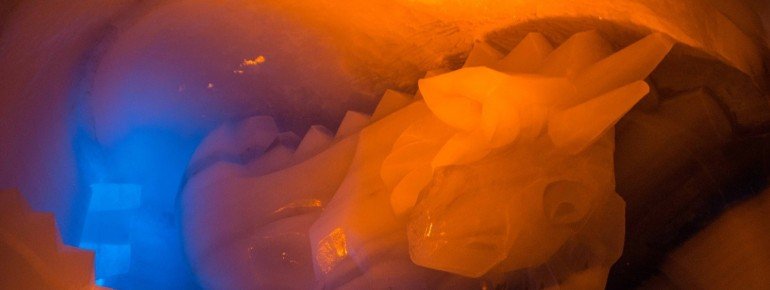 Die Skulpturen aus Gletschereis wiegen bis zu 700 Kilogramm!