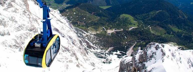 Mit der Gondelbahn gelangst du ganz schnell auf den Berg.
