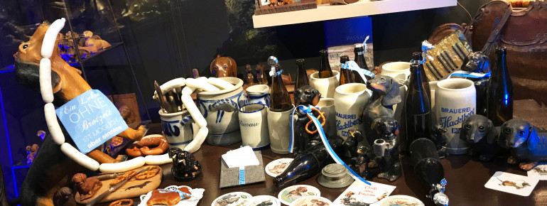 Der Weißwurst-Dackel illustriert charmant den Dackel als Repräsentant für bayerische Gemütlichkeit.