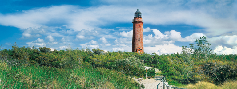Der Leuchtturm Darßer Ort thront mitten im Nationalpark Vorpommersche Boddenlandschaft – umgeben von unberührter Natur.
