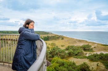 Oben wartet ein weiter Blick über Ostsee, Wald und Küstenlandschaft.