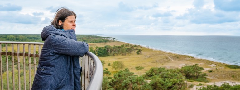 Oben wartet ein weiter Blick über Ostsee, Wald und Küstenlandschaft.