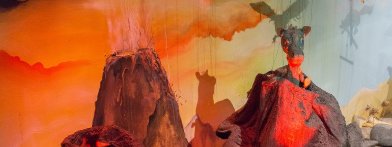 Frau Mahlzahn, Goldener Drache der Weisheit, in Kummerland, der Stadt der Drachen.