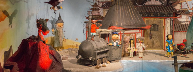 "Tut, tut!" - Nepomuk, Jim Knopf und Lukas der Lokomotivführer auf der Insel Lummerland.