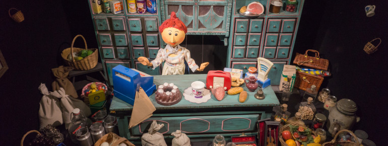 Stars an Fäden: Seit 2001 haben die berühmten Marionetten der Augsburger Puppenkiste im Museum "die Kiste" ein Zuhause, wie auch Frau Waas, die Ladenbesitzerin.