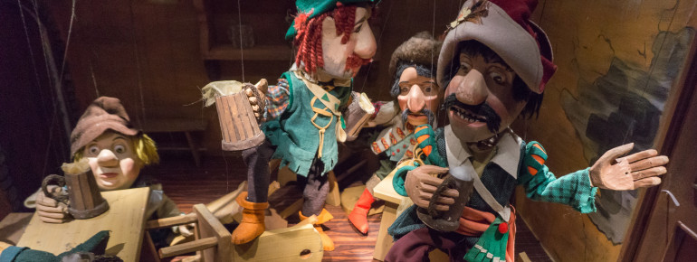 Hier lernt man das Fürchten: Bill Bo und seine Kumpane im Wirtshaus "Zum friedlichen Esel".